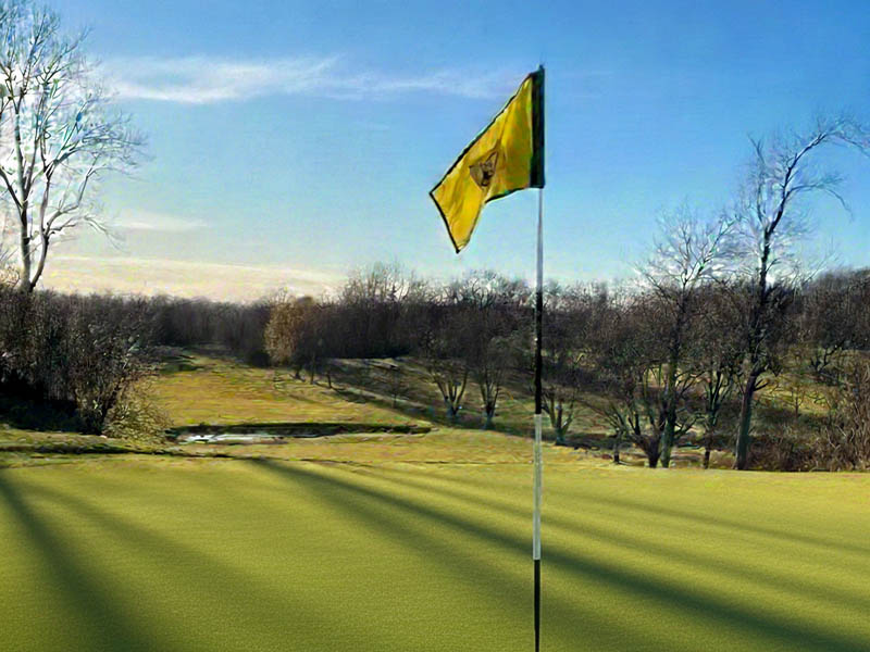 Rocky Ridge Golf Club flag on green in late fall